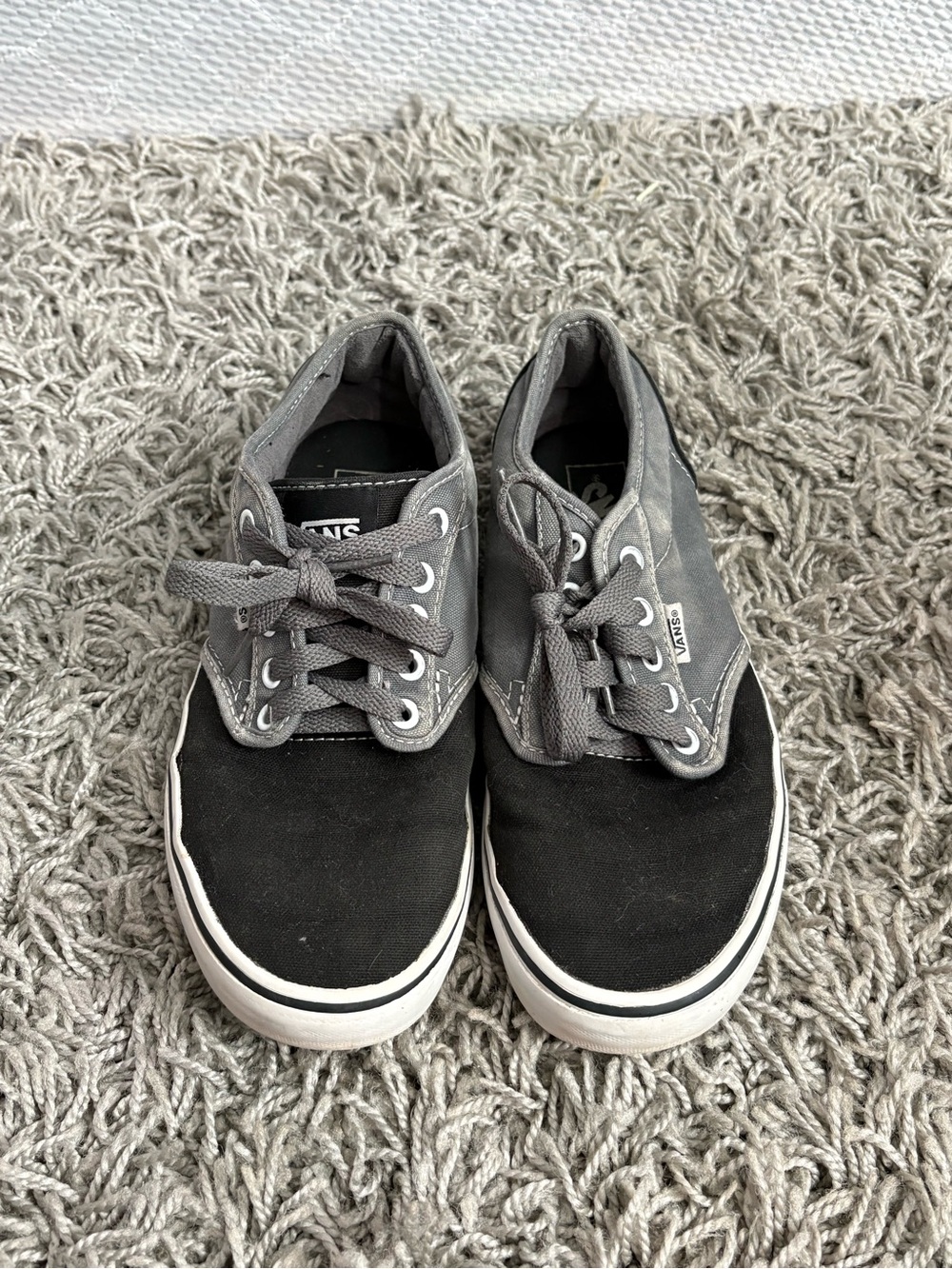 Vans Mens Low-Top Sneakers in Black and Gray